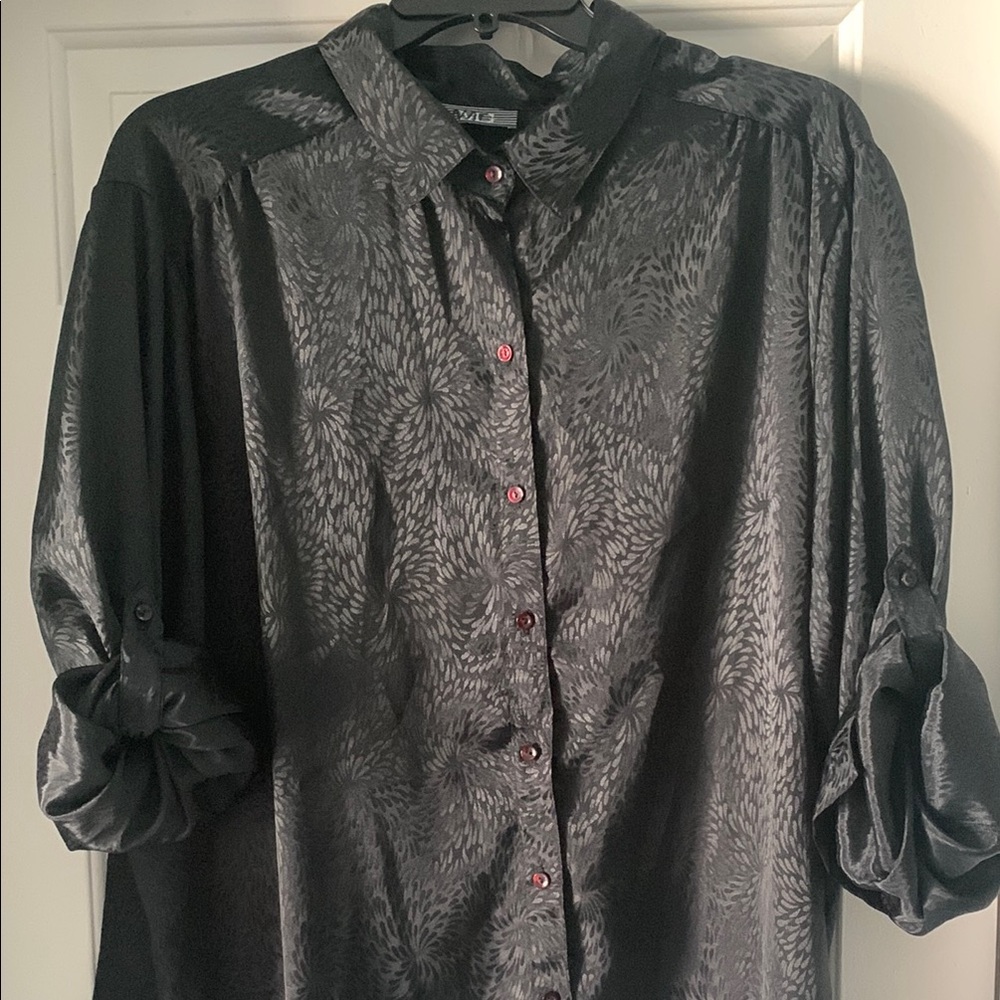 Elegant Black Button-Up Shirt - Picture 5 of 5